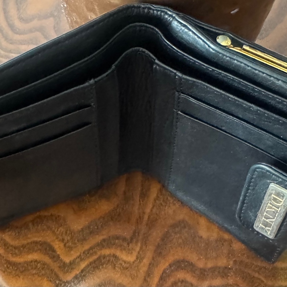 🎄DKNY leather wallet 🎄